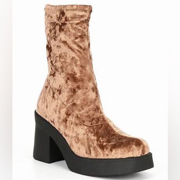 Steve Madden Shoes - Steve Madden Klayton taupe velour lugged heel boot NWOT 7.5